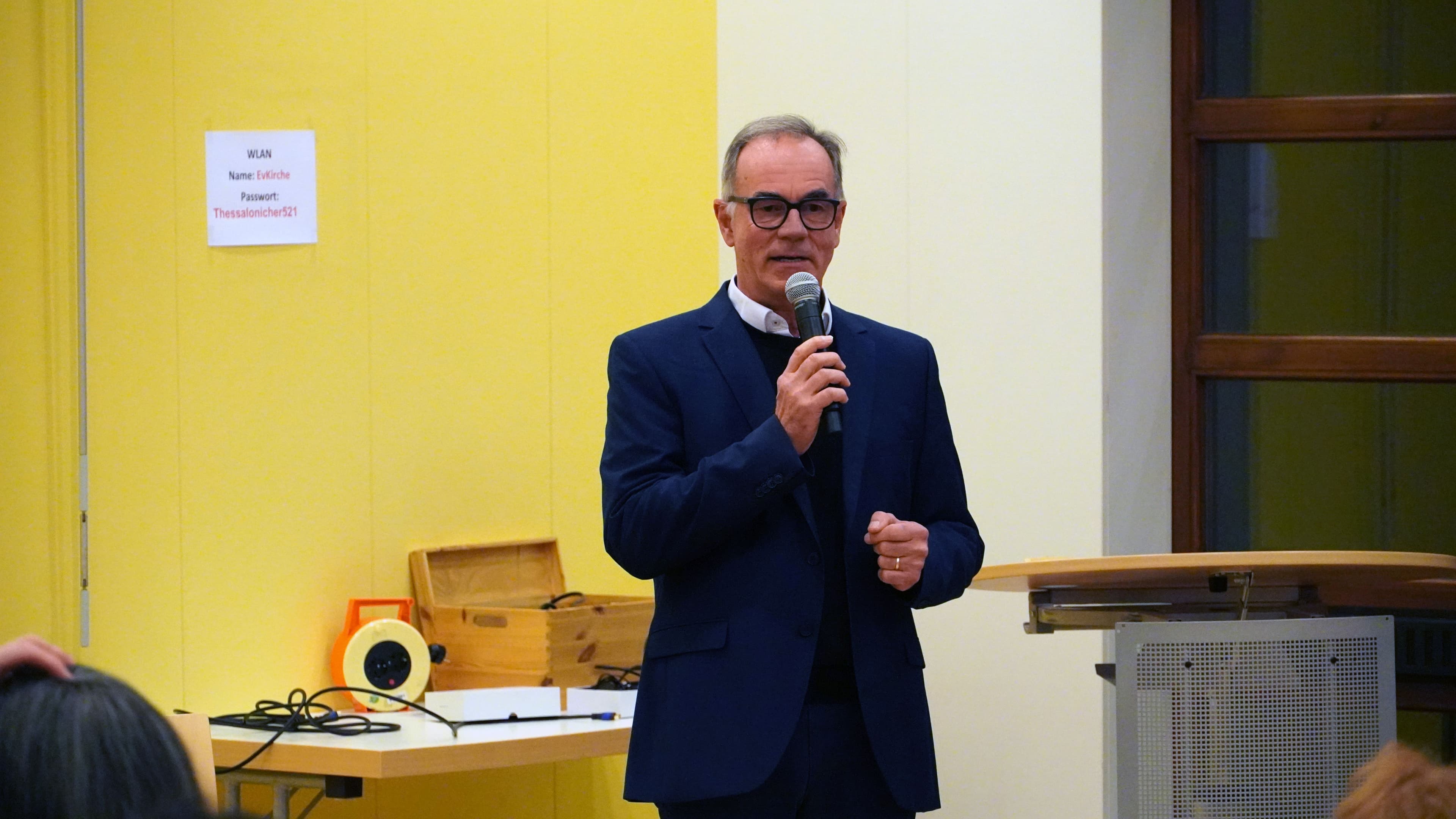 A man on stage at the Cannstatter Forum