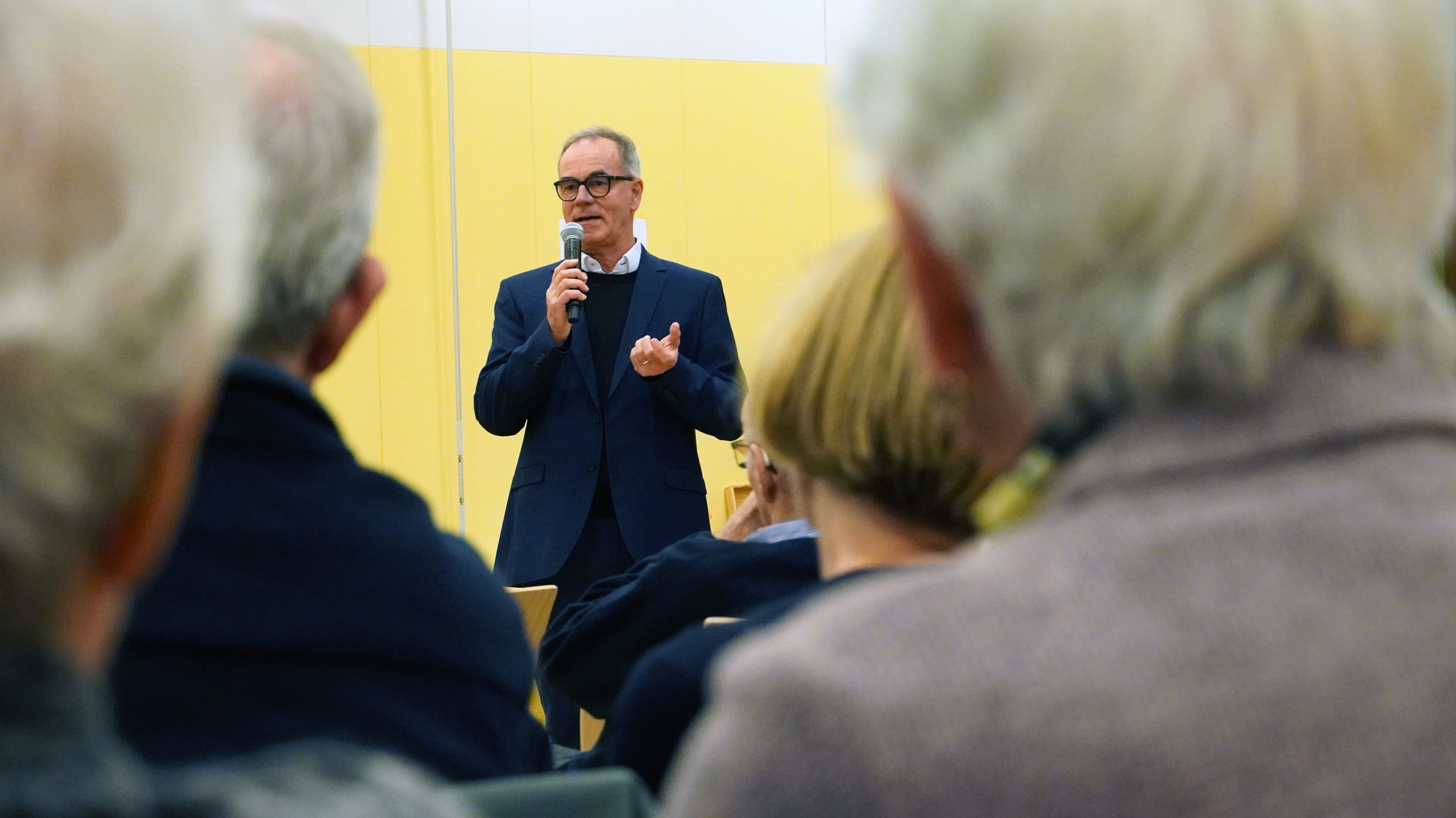 A man on stage at the Cannstatter Forum