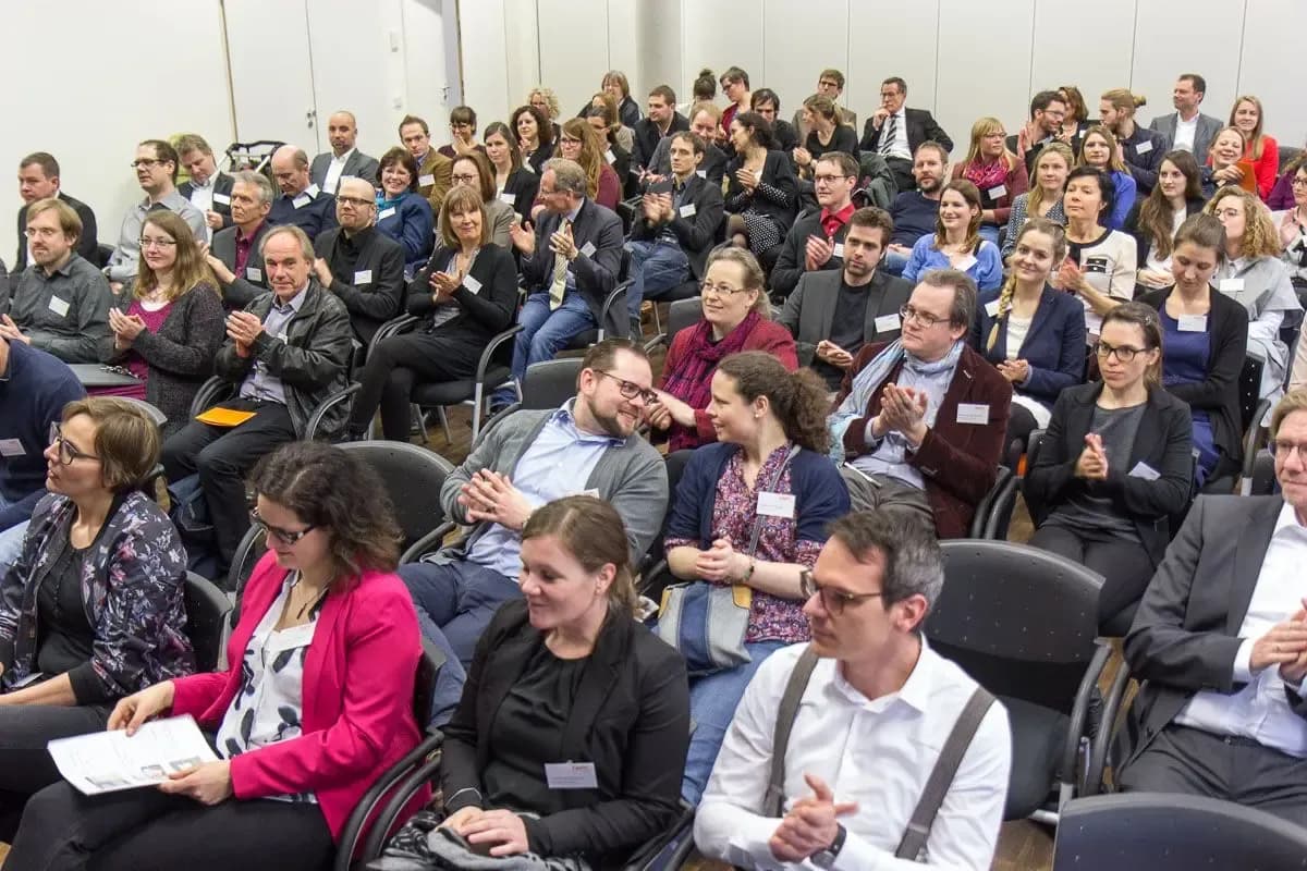 IWM alumni sitting together at the alumni meeting