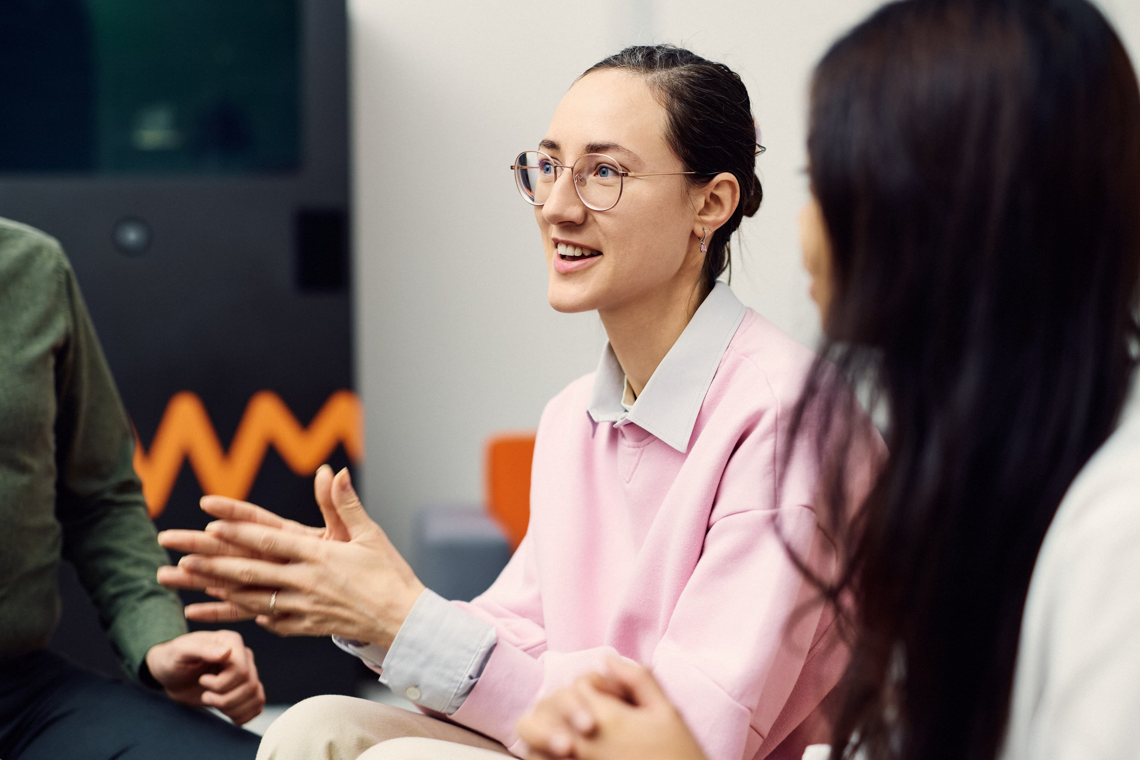 Eine IWM-Mitarbeitende unterhält sich mit ihren Kolleg*innen