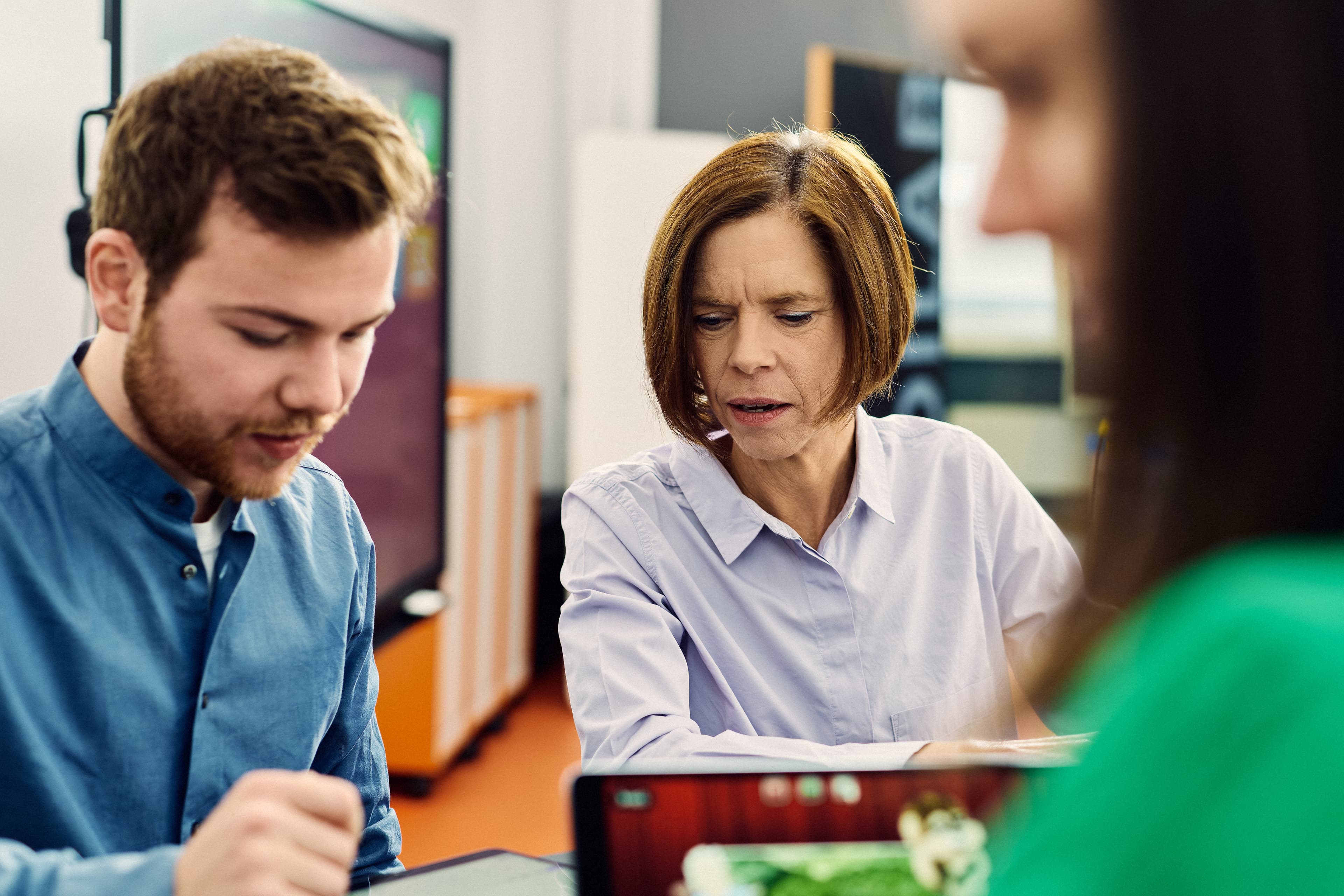 People working with tablets in the TüDiLab