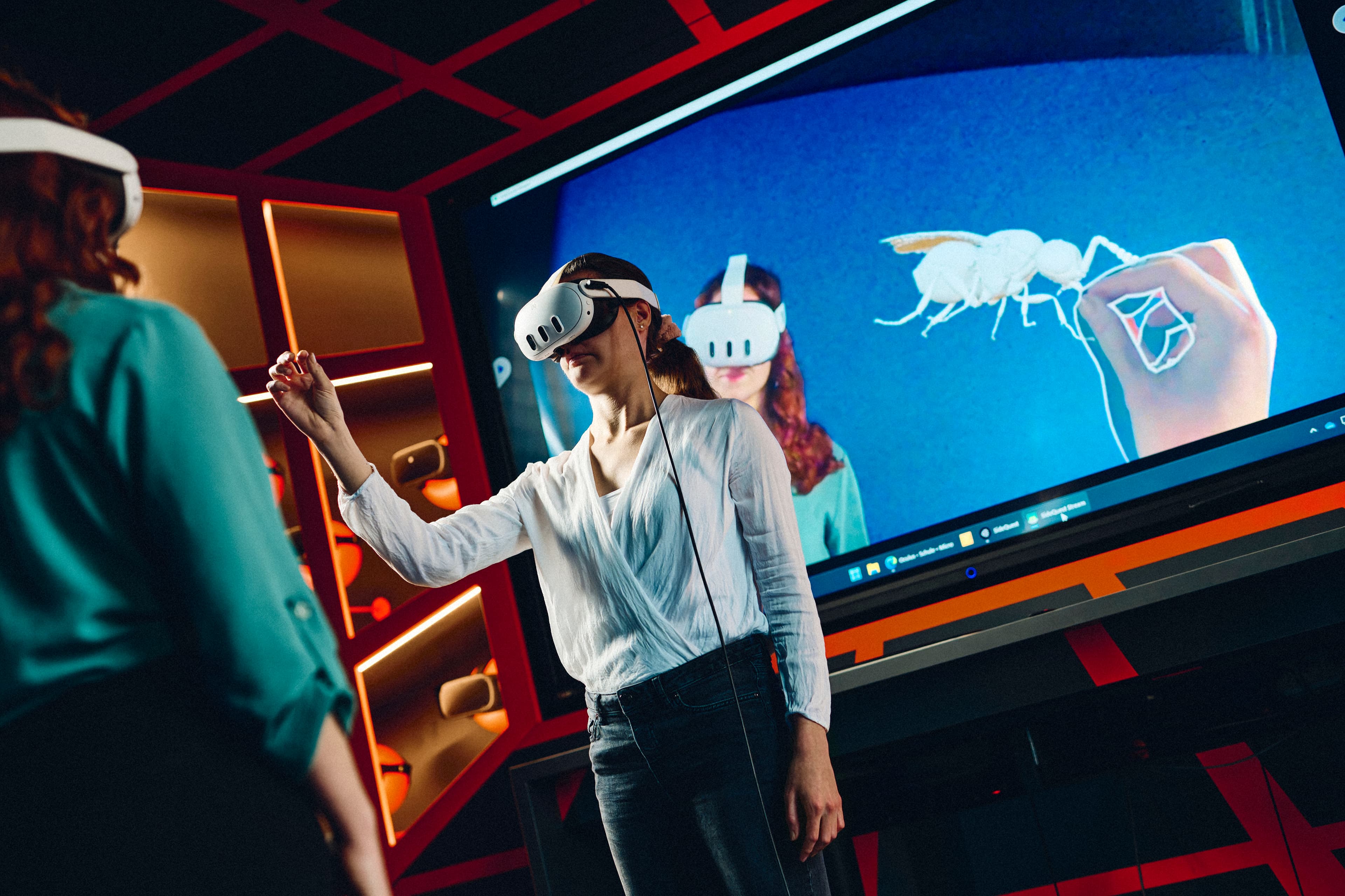 Two people with VR glasses in the Mixed Reality Lab