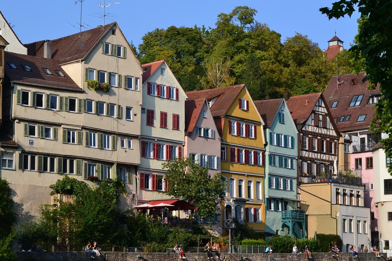 A colourful house front in Tübingen  (© Kukuwaia / pixabay.com)