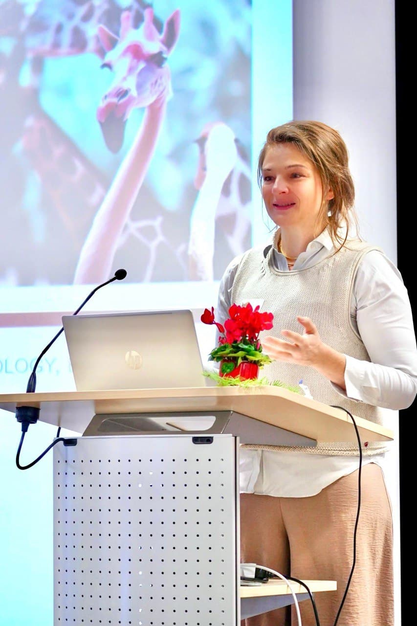 Jacqueline Bellon during her keynote speech at Digital Education Day 2025 at the IWM in Tübingen